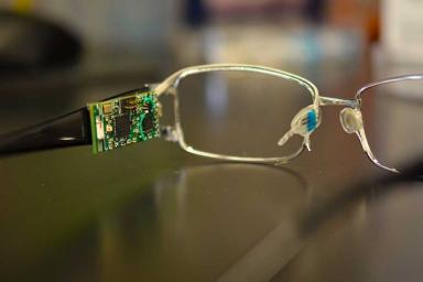Представлены биосенсорные очки, которые могут контролировать диабет через слезы