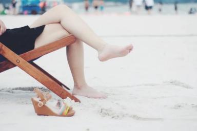 ноги девушки, пляж