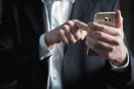 смартфон в руке