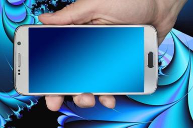 смартфон с синей подсветкой