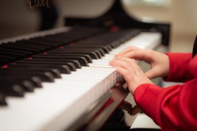 Эксперты рассказали, почему детям полезно учиться игре на фортепиано