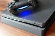 консоль и геймпад PlayStation