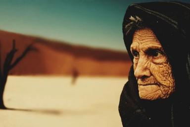 пожилая женщина в пустыне