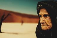 пожилая женщина в пустыне