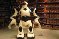 робот в магазине