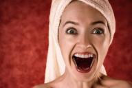 девушка с открытым ртом