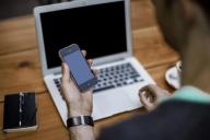 человек со смартфоном и ноутбуком