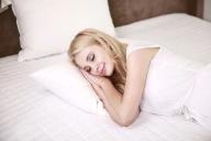 спящая девушка