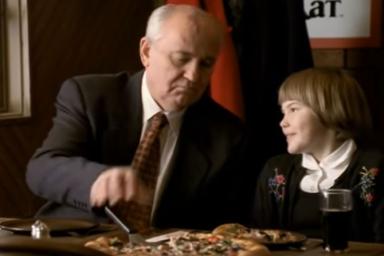 В США объяснили участие Горбачева в рекламе пиццы