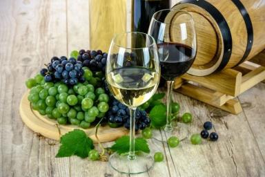 бокалы вина, виноград
