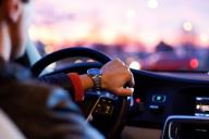 водитель в автомобиле