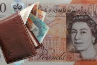 Секретарша украла школьные деньги ради развлечений и новой ванны