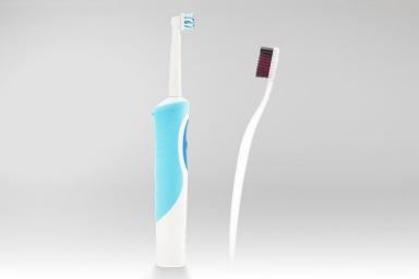стандартная и электронная зубные щётки