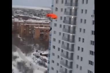 В России двое мужчин прыгнули с парашютом с 24-го этажа: момент попал на видео 