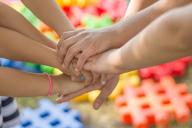 От болезней до проблем с характером: о чем говорят короткие руки