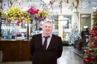 «Крепостные, холопы». Жириновский раздавал деньги прохожим