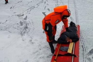 Спешил на работу и решил сократить путь: в Глубоком мужчина провалился под лед 