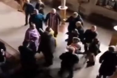 Кадры: в Украине священники устроили массовую драку с прихожанами во время проповеди 