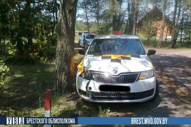 Под Брестом 18-летний водитель врезался в дерево на следующий день после получения прав