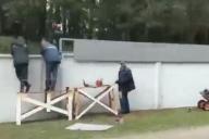 В резиденции Лукашенко начали наращивать забор из колючей проволоки