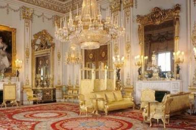 «Невероятная роскошь»: Елизавета II провела виртуальный тур по Букингемскому дворцу