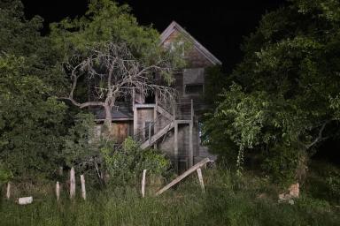 Не смотрите эти снимки ночью. Девушка опубликовала фото пугающего заброшенного дома