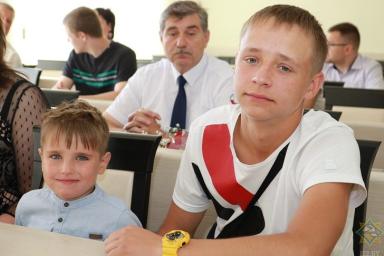 В Гродно наградили подростка, который спас на озере 7-летнюю девочку
