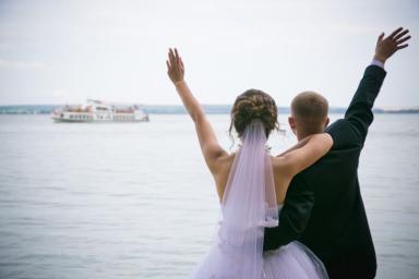 Грязные танцы и национальный гимн: Гости рассказали о самых странных случаях на свадьбах