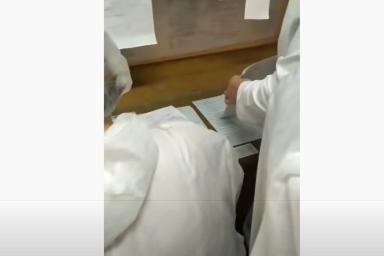 «Ты хочешь работать?» Сбор подписей за Лукашенко в детской поликлинике Речицы попал на видео