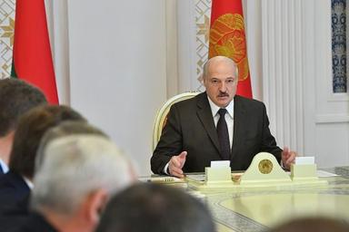 Лукашенко высказался о проклинающих в интернете госсектор СМИ