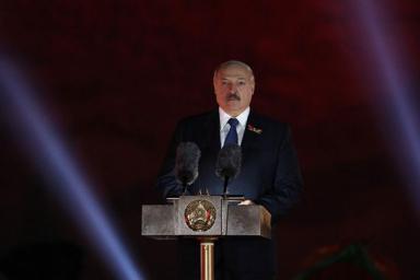 Лукашенко дал напутствие белорусам: Не должны скакать как бешеные и тянуть чужой воз