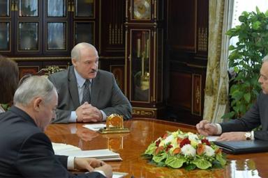 Лукашенко призвал прошерстить пузатых буржуев, не платящих зарплаты