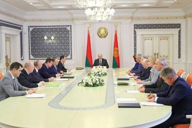 Лукашенко поручил чиновникам думать, как работать с людьми