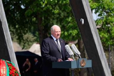 Лукашенко: Беларусь никогда не позволит переписать историю