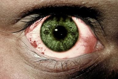 «Розовый глаз»: назван новый симптом COVID-19