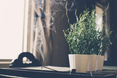 Как избавиться от запаха сигарет в квартире: лучшие способы