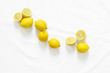 Косметологи назвали простой лайфхак с лимоном, который замедляет старение