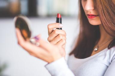 5 особенностей макияжа, из-за которых женщина после 50 выглядит глупо