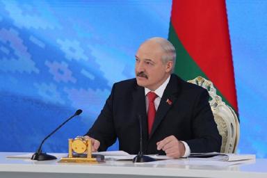 «Пришёл – на диван, живот отрастил»: Лукашенко рассказал, кого атакует коронавирус