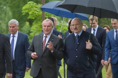 Лукашенко рассказал, почему важно быть как кулак едиными