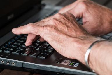 Использование интернета делает пожилых людей умнее: результаты исследования