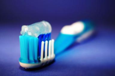 «Не менее четырех раз в год». Стоматолог рассказал о мерах, которые помогут  сохранить зубы до старости
