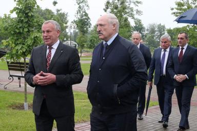 Лукашенко на пальцах объяснил, что мешает спокойному развитию государства