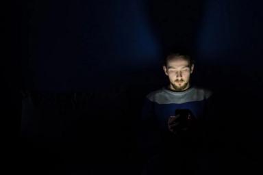 Смартфоном нельзя пользоваться ночью: выводы ученых