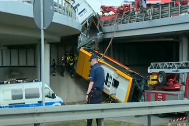 В Варшаве городской автобус упал с моста и развалился на две части: есть погибшие