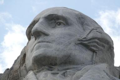 Протестующие в США снесли памятник первому американскому президенту Джорджу Вашингтону