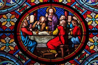 В Сент-Олбанском соборе в Британии на фреске Леонардо да Винчи «Тайная вечеря» Христа изобразили чернокожим
