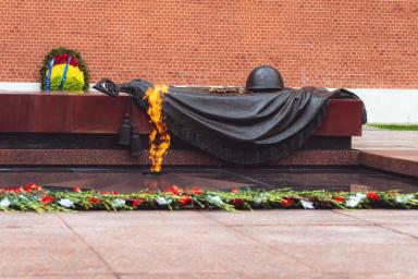 Лукашенко возложил цветы к Могиле Неизвестного Солдата в Москве