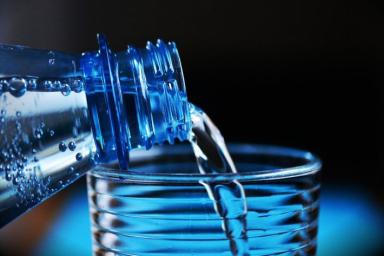 Зачем нужно выпивать стакан воды натощак