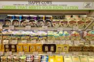 Дешевле, чем в Беларуси. В магазинах Токио появились стенды с белорусскими сырами